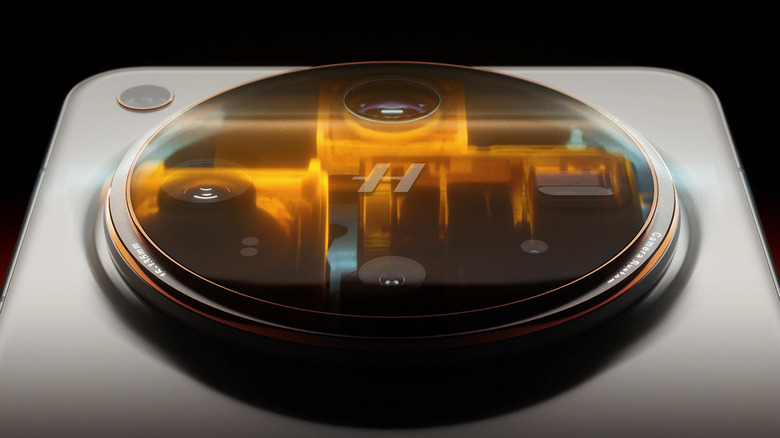 Image en gros plan de la caméra Oppo Find X8 Ultra : une bulle orange translucide avec deux objectifs