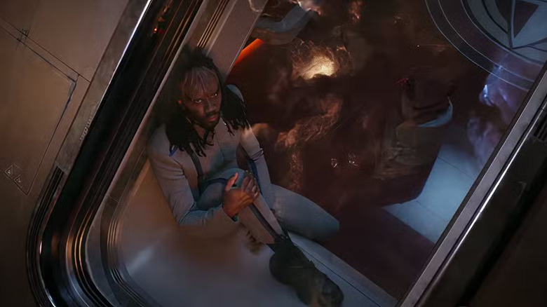 Star Trek : Starfleet Academy - Jay-Den regarde la nébuleuse par la fenêtre d'observation