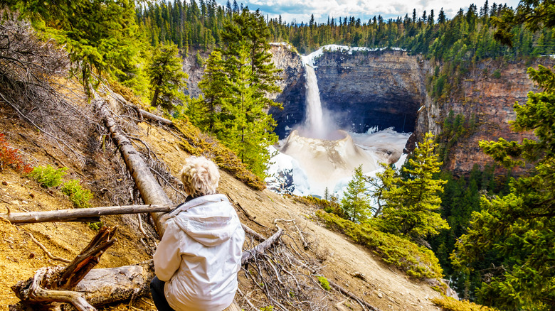 Femme regardant les chutes Helmcken gelées en hiver