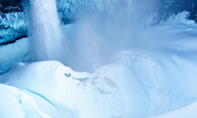 L'une des plus hautes cascades du Canada se transforme en un spectacle gelé épique en hiver