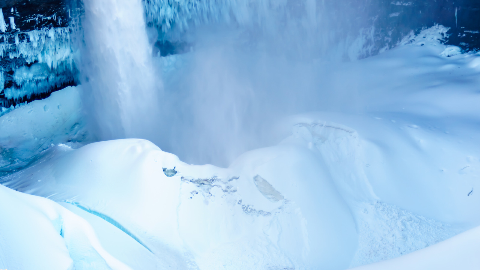L'une des plus hautes cascades du Canada se transforme en un spectacle gelé épique en hiver