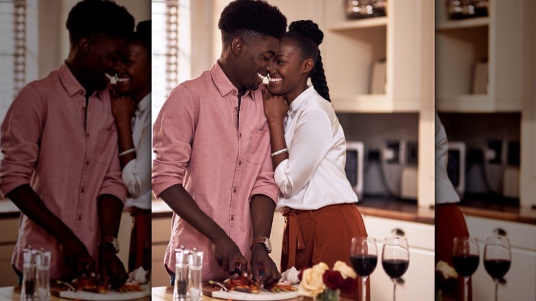 Un couple prépare à manger dans la cuisine