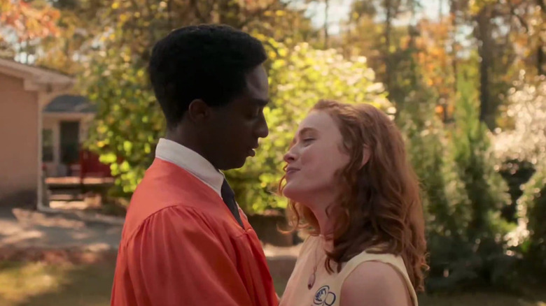 Jacob de Caleb McLaughlin et Max de Sadie Sink se tiennent proches l'un de l'autre dans Stranger Things