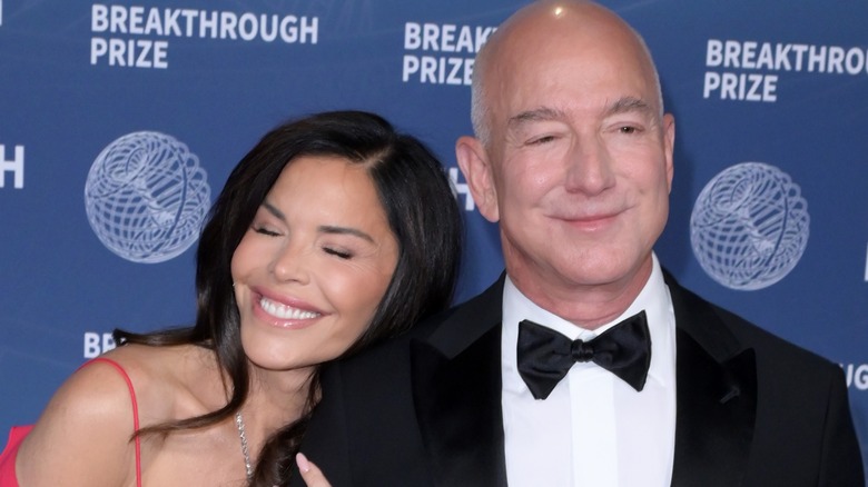 Jeff Bezos et Lauren Sanchez sourient lors de la 11e cérémonie des Breakthrough Prize Awards au Barker Hangar à Santa Monica, en Californie, le 2 mars 2025 (2025)