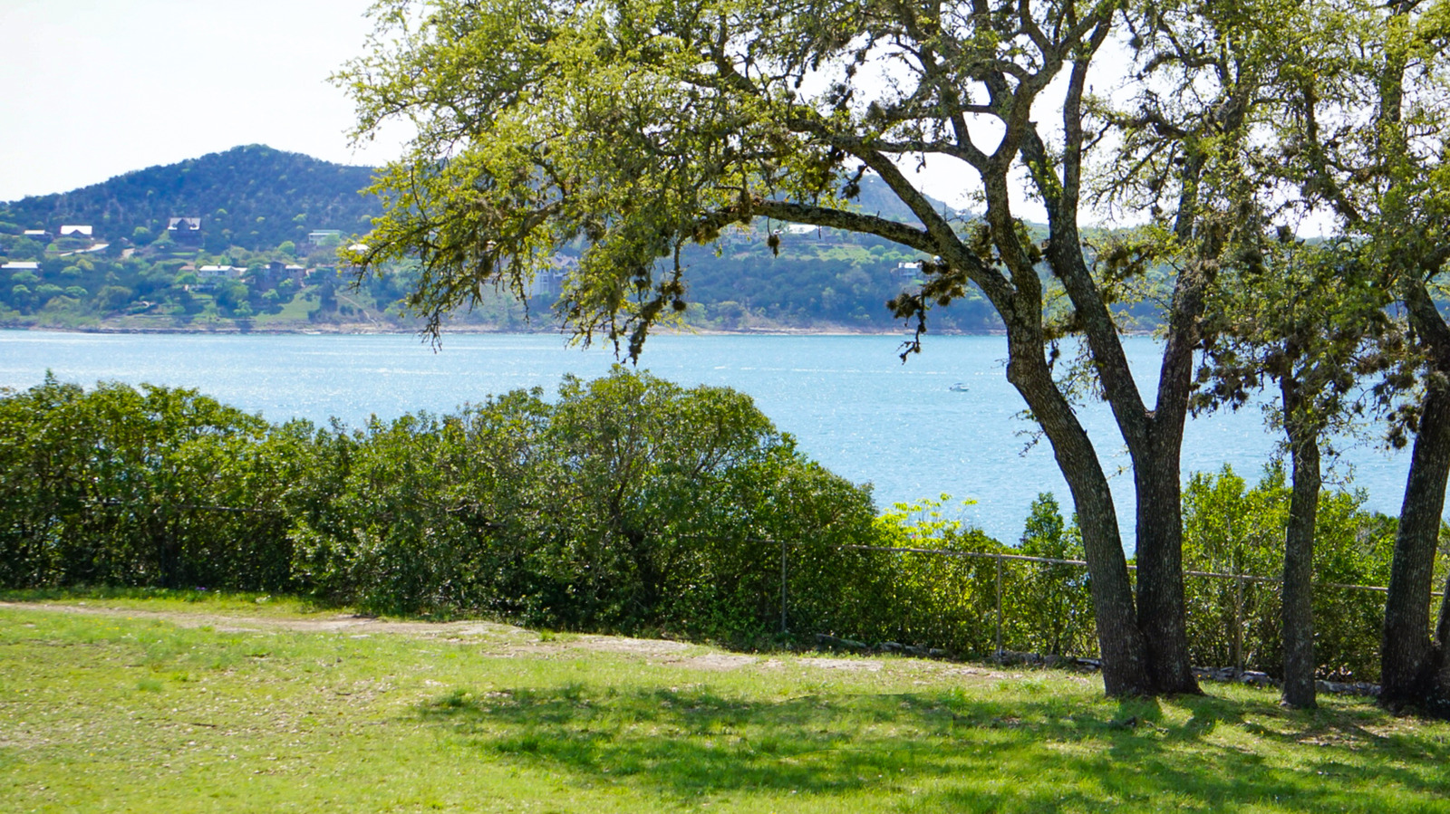 Cette belle ville lacustre du Texas Hill Country est un joyau sous-estimé pour les loisirs de plein air
