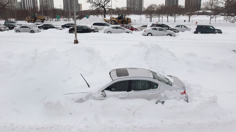 voiture ensevelie sous la neige à Chicago