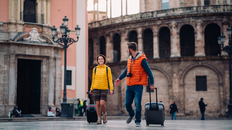 Touristes américains avec bagages marchant à Valence, Espagne