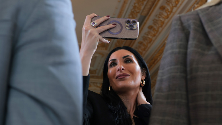 Laura Loomer assiste à une cérémonie d'inauguration de la route à Mar-a-Lago en janvier 2026