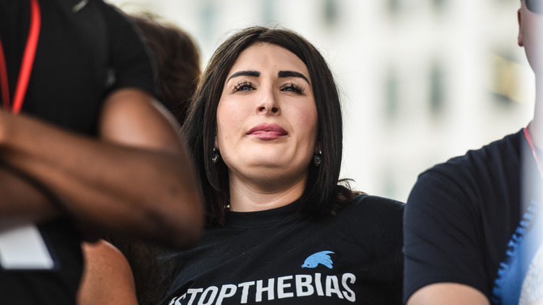 Laura Loomer attend dans les coulisses lors d'un 