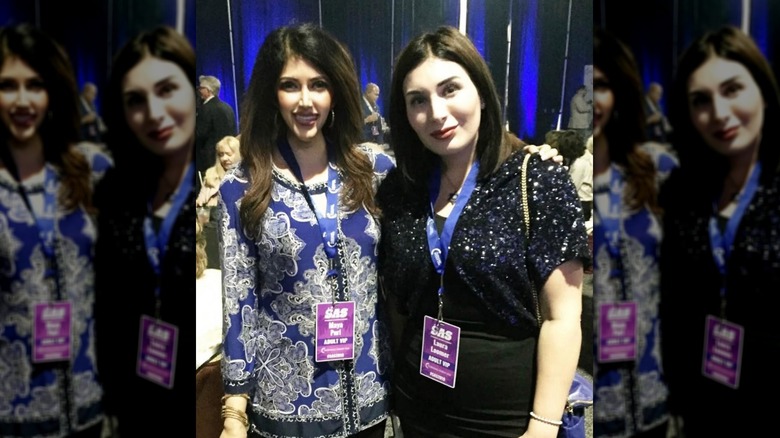 Laura Loomer et le Dr Maya Puri posant pour une photo