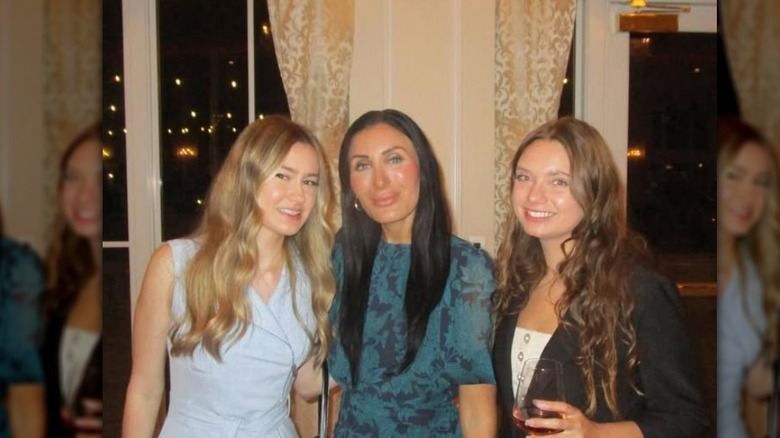 Laura Loomer posant pour une photo avec deux autres femmes