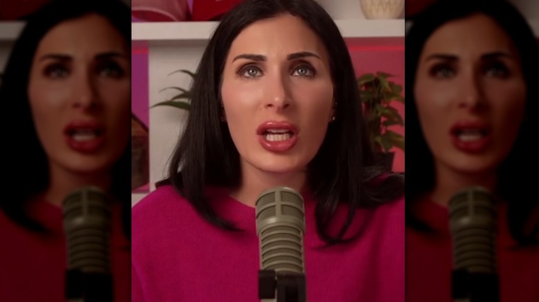 Laura Loomer parlant dans un microphone