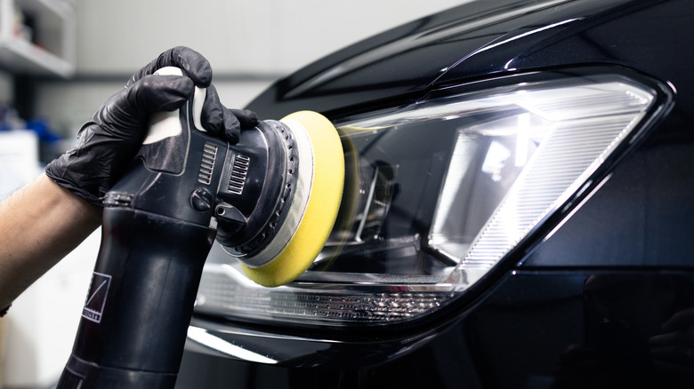 phares de voiture en cours de polissage