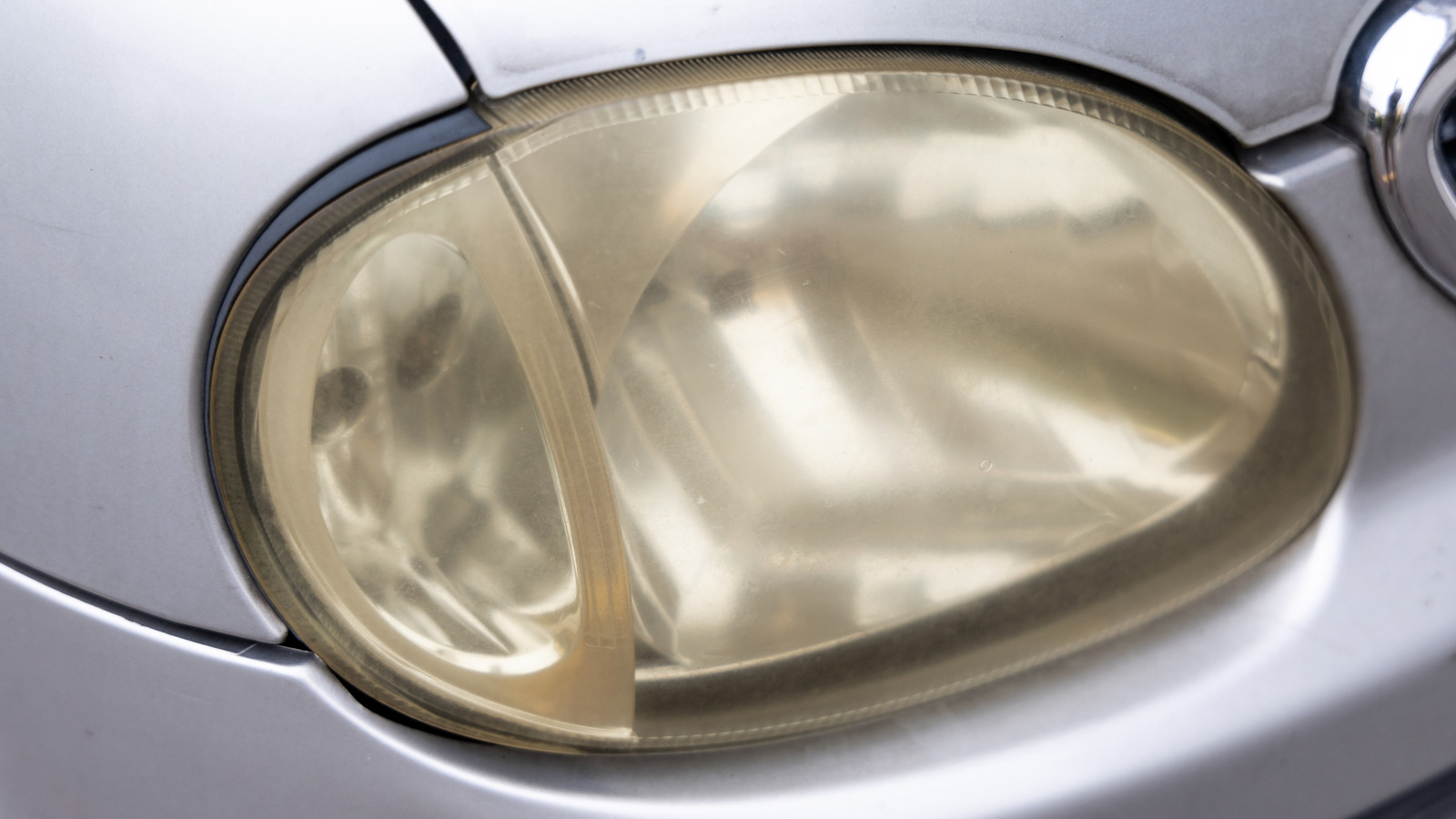 La science explique facilement pourquoi les phares de votre voiture peuvent devenir brumeux et jaunes