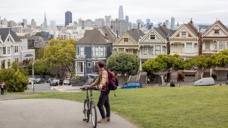 Un cycliste regardant les toits de San Francisco.