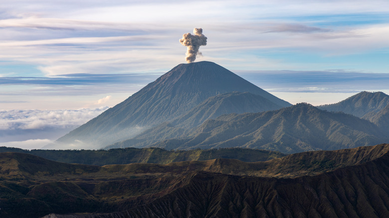 Volcan fumeur avec fond nuageux