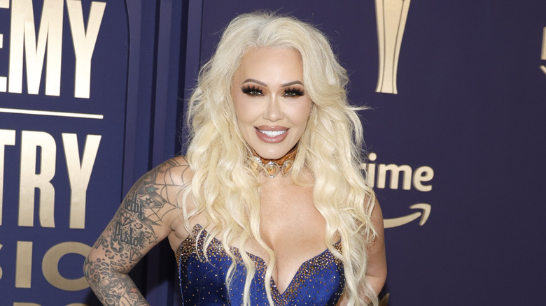 Bunnie Xo sur le tapis rouge avec un visage plein de Glam