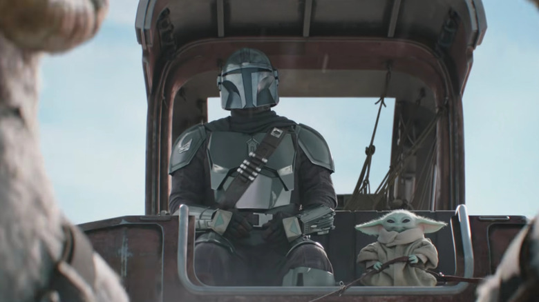 Din Djarin et Grogu de Pedro Pascal chevauchant un chariot dans The Mandalorian et Grogu