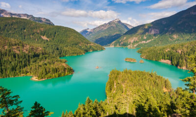 Le vibrant lac alpin de Washington est un havre de plein air avec de l'eau turquoise et un camping pittoresque