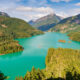 Le vibrant lac alpin de Washington est un havre de plein air avec de l'eau turquoise et un camping pittoresque