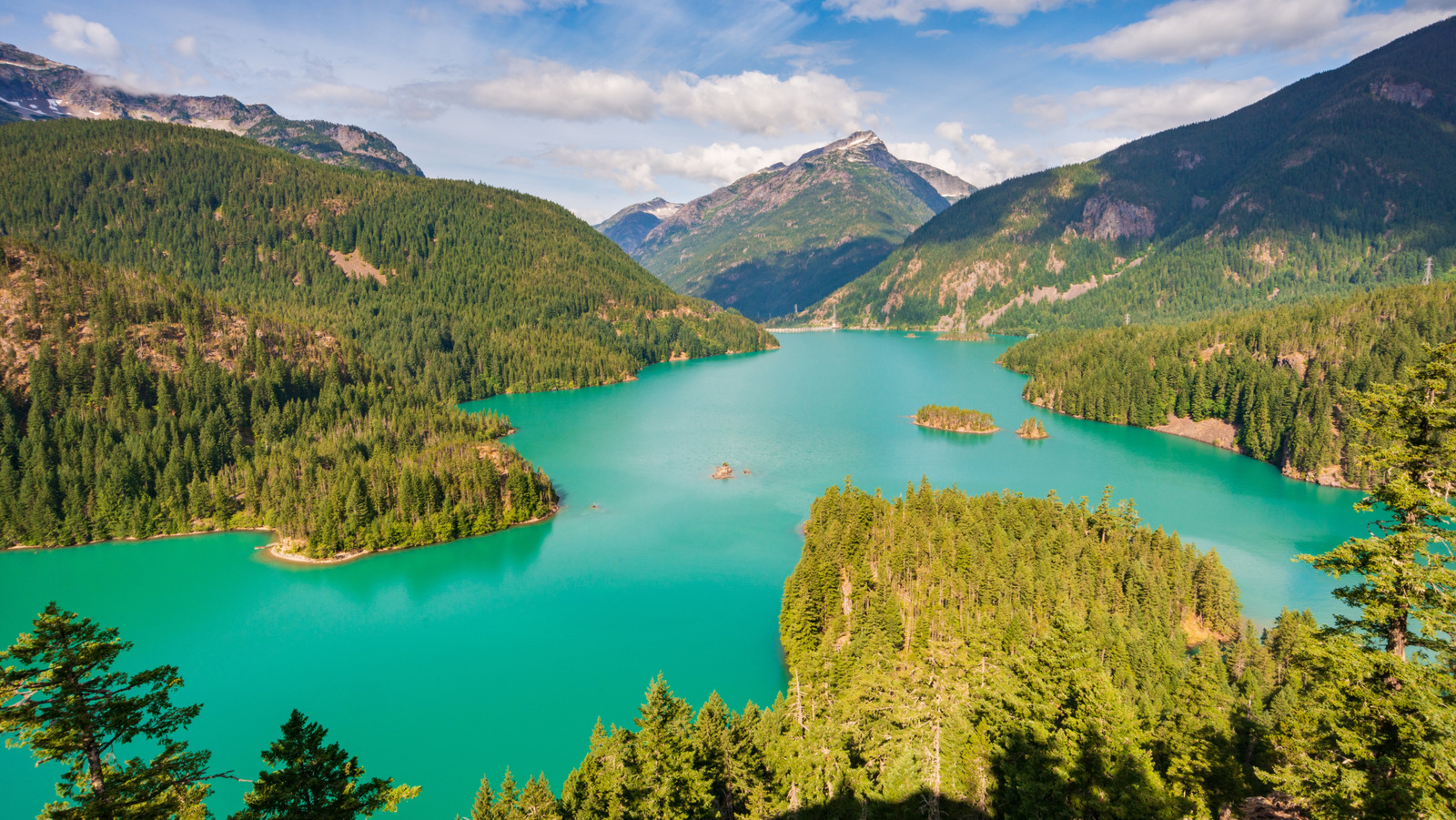 Le vibrant lac alpin de Washington est un havre de plein air avec de l'eau turquoise et un camping pittoresque