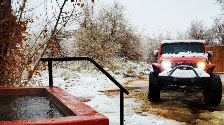 Jeep garée à côté du camping Benton Hot Springs dans la neige