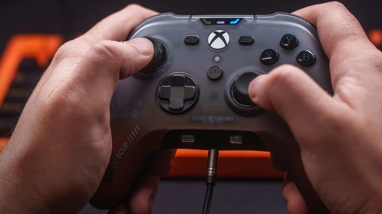 Personne jouant à des jeux sur la manette sans fil Scuf Valor Pro