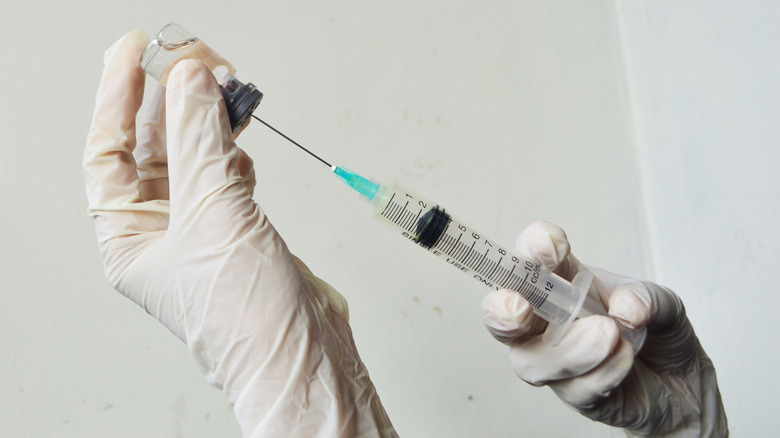 médecin préparant le vaccin
