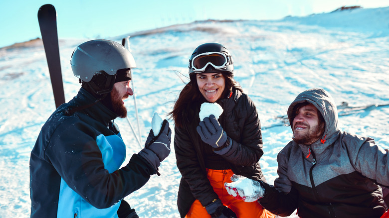 skieurs mangeant de la neige