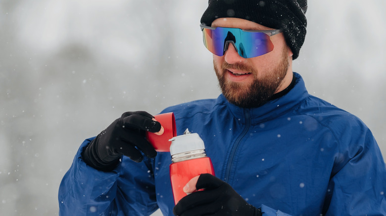 randonneur avec contenant de boisson isotherme