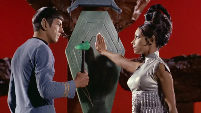 Spock de Leonard Nimoy et T'Pring d'Arlene Martel face à face dans Star Trek