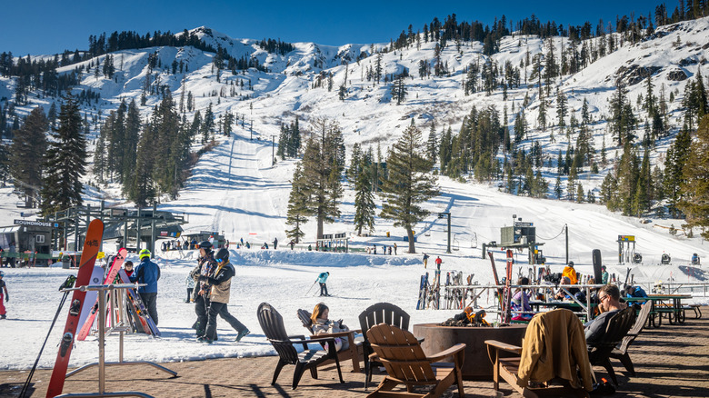 des gens se détendent dans une station de ski en Californie