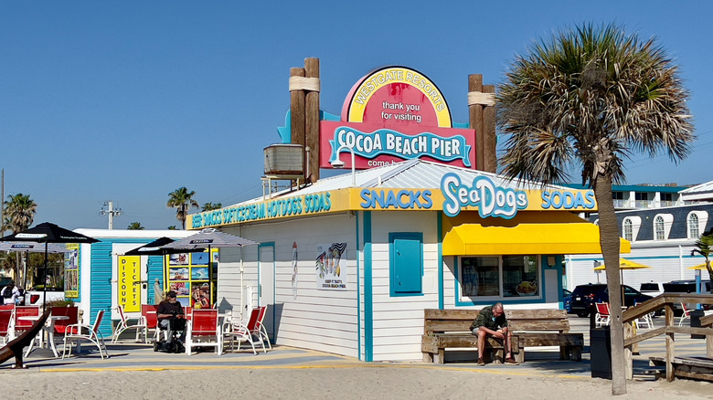 Un snack-café avec terrasse et un grand 