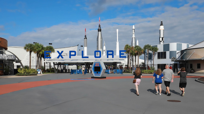 Personnes marchant vers l’entrée du Kennedy Space Center