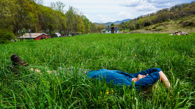 randonneur allongé dans l'herbe au repos
