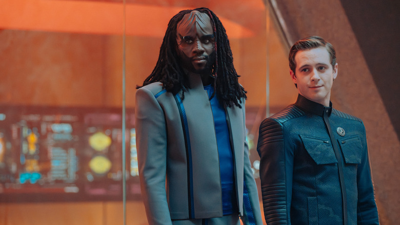 Karim Diané dans le rôle de Jay-Den et Dale Whibley dans le rôle de Kyle ensemble dans la saison 1, épisode 7 de Star Trek : Starfleet Academy