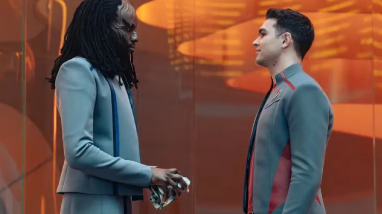 Karim Diané dans le rôle de Jay-Den Kraag et George Hawkins dans le rôle de Darem Reymi se regardent dans Star Trek : Starfleet Academy