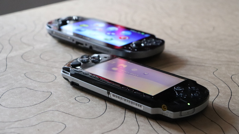 Une PSP et une PSP Vita exposées sur une table