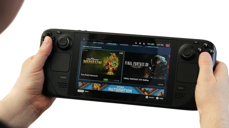Un Steam Deck affichant sa page de magasin alors qu'il est tenu par une personne