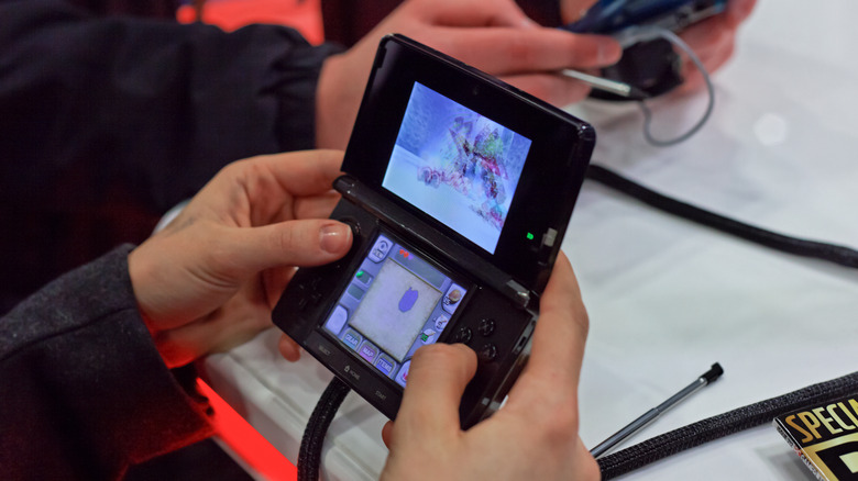 Une Nintendo 3DS utilisée avec sa technologie 3D lors d'un événement