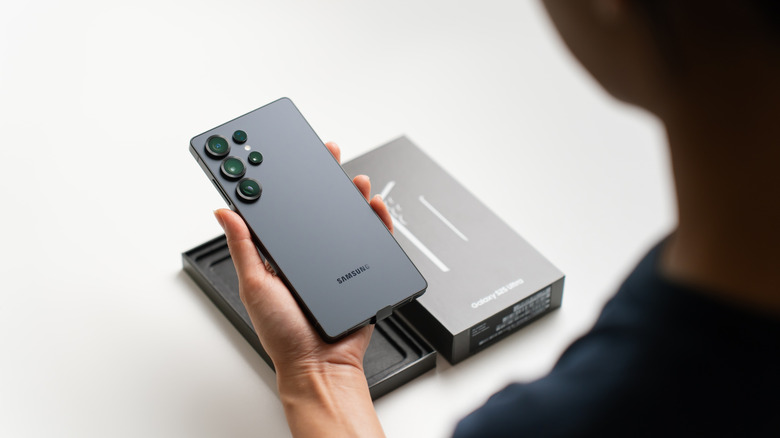 Personne déballant un Galaxy S25 Ultra
