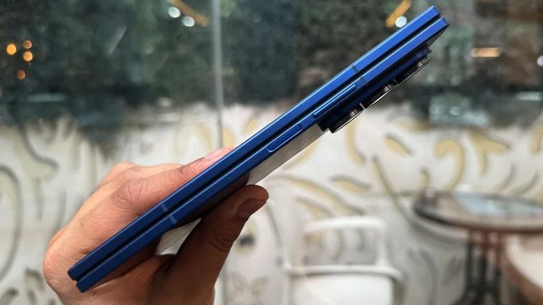 Personne tenant un Galaxy Z Fold 7