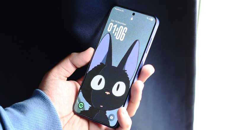 Personne tenant un Galaxy S25