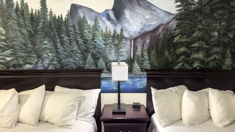 intérieur de chambre d'hôtel avec peinture Yosemite