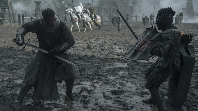 Dunk et Aerion se battent lors de leur procès sur A Knight of the Seven Kingdoms