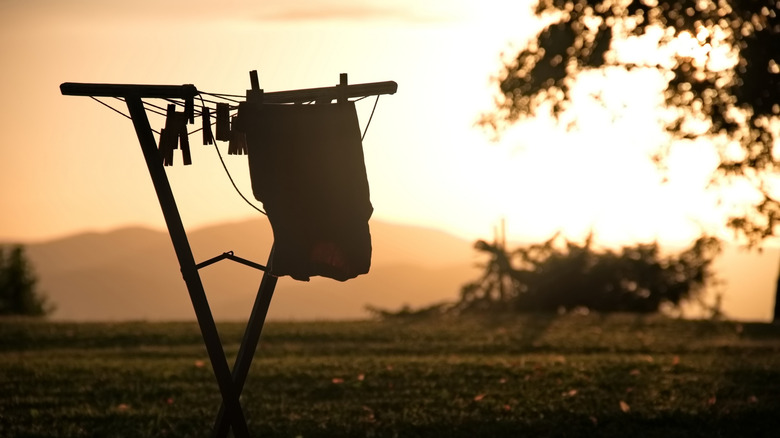 Le T-shirt est séché sur un séchoir au coucher du soleil
