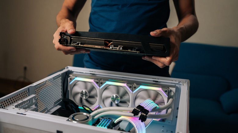 une personne qui assemble un ordinateur de jeu.