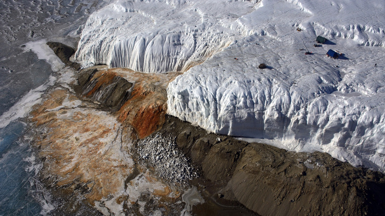 Une vue aérienne de Blood Falls.
