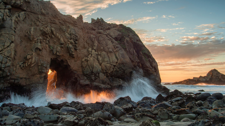 Rocher de trou de serrure de Pfeiffer Beach au coucher du soleil