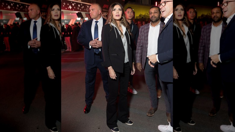 Kristi Noem, en tailleur-pantalon noir sur un sweat à capuche blanc, au Grand Prix de F1 à Las Vegas en 2025